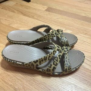 Crocs Sanrah Animal Print Wedge Sandals Sz 10 Women’s Cheetah Leopard
